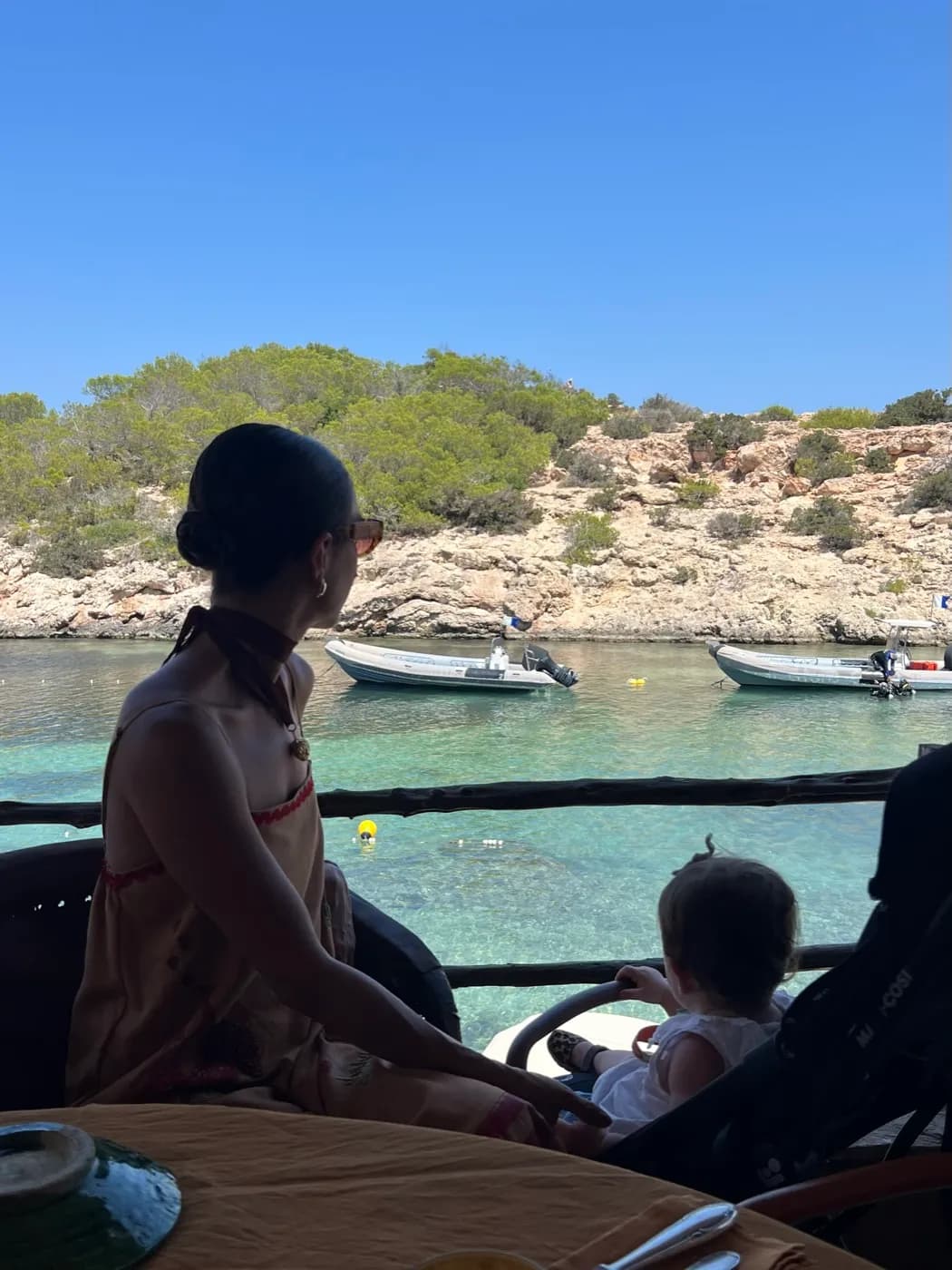 Julie Couto de barco numa cala de Ibiza