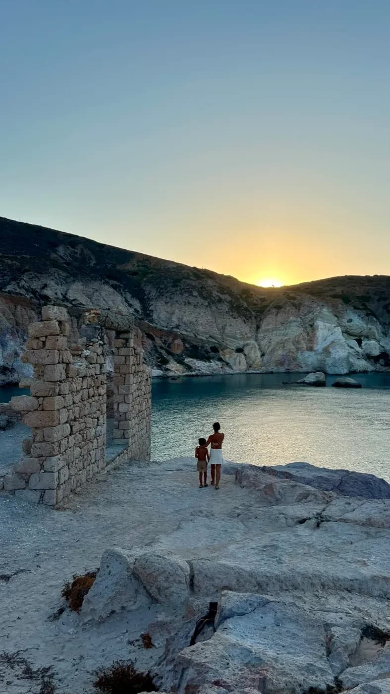 Julie Couto ao pôr do sol em Milos